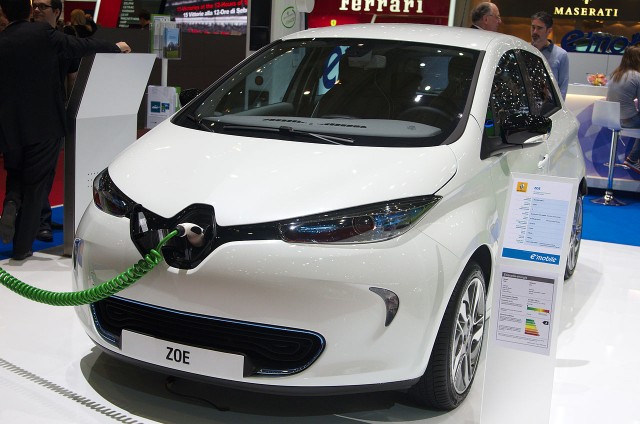 1280px-Geneva_MotorShow_2013_-_Renault_Zoe_charging